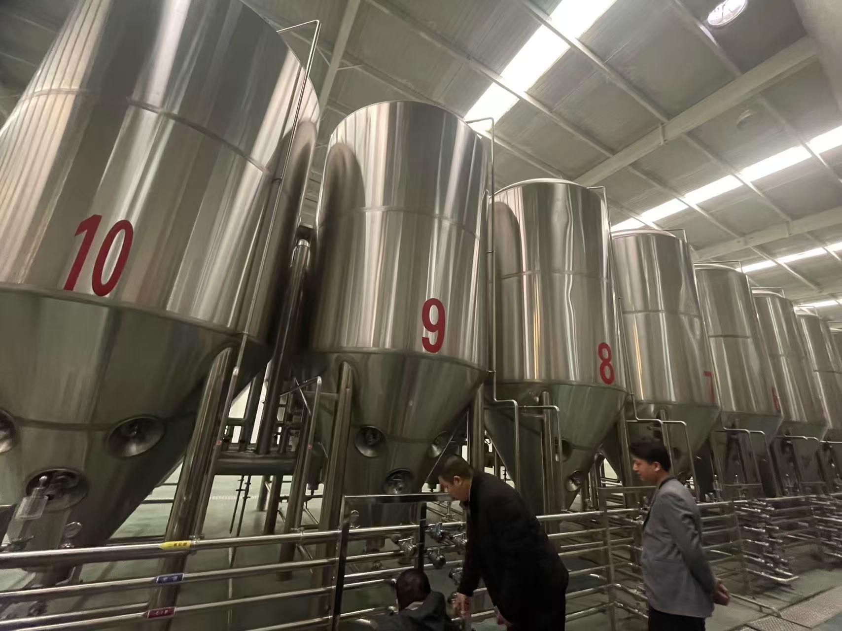 吉隆精酿啤酒设备厂—平面布置、设备设计、制造、调试、培训等一条龙服务
